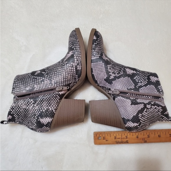Universal Thread Snake Skin Booties - Picture 4 of 7